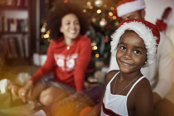 Девочка-кузнец перед украшенной рождественской елкой. — стоковое фото