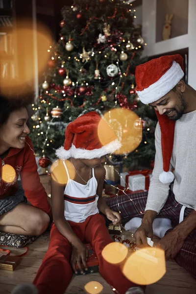 Weihnachtsmorgen. christmas.girl öffnet ein Geschenk für den Weihnachtsmorgen — Stockfoto