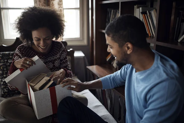 Gelukkige vrouw opent een geschenk voor kerstochtend — Stockfoto