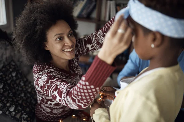 Madre e hija disfrutando en las fiestas y celebrando la Navidad — Foto de Stock