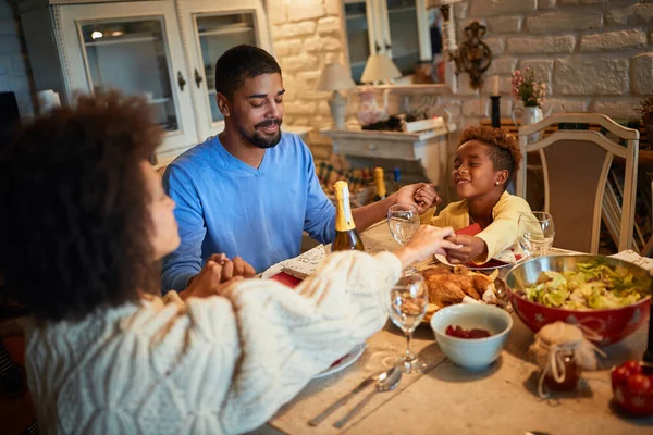 Amerikanische Familie speist zu Hause und feiert Heiligabend mit traditionellem Essen und Dekoration, — Stockfoto
