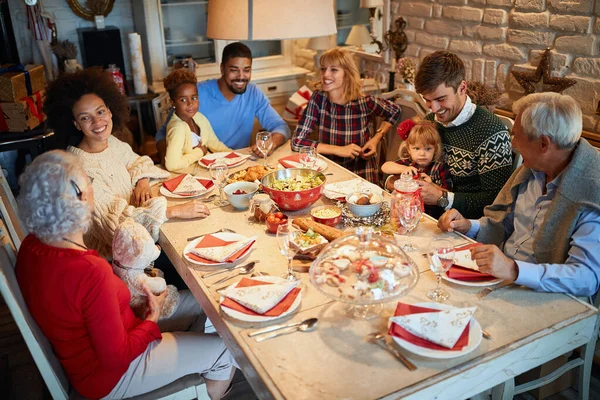 Familie en vrienden tijdens het kerstdiner. Kerstavond met traditioneel eten. — Stockfoto