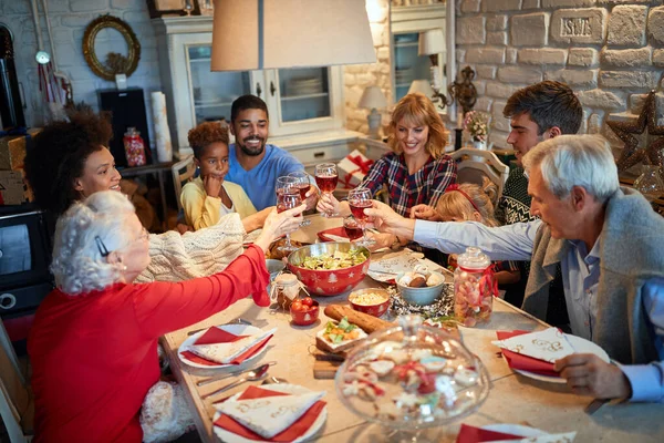 Οικογένεια έχουν χριστουγεννιάτικο δείπνο στο σπίτι με χαρούμενους φίλους — Φωτογραφία Αρχείου