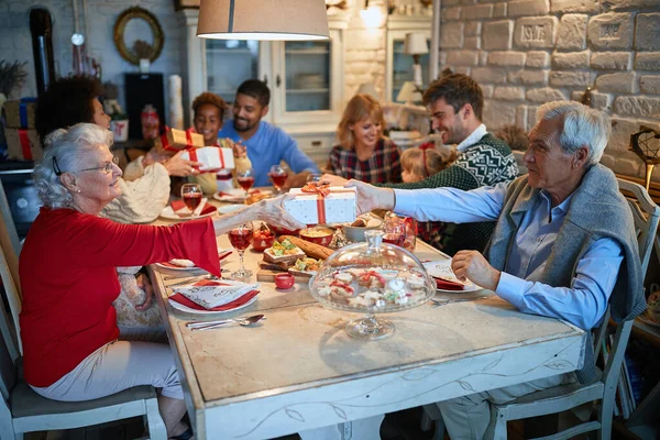 Generációk család karácsonyi vacsora otthon — Stock Fotó