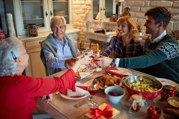 Famiglia Generazione festeggiare il Natale a casa bevendo vino rosso — Foto Stock