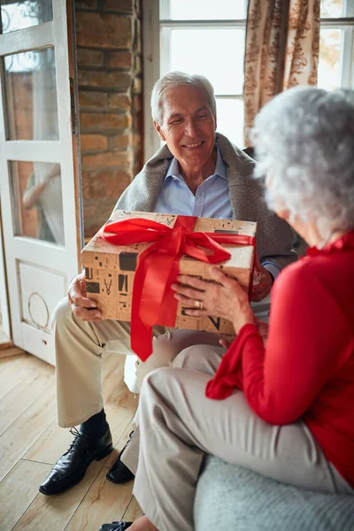 Familia feliz abierto regalos en la mañana de Navidad.Senior hombre y mujer — Foto de Stock