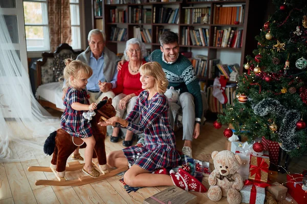 Noel 'de ailesiyle birlikte oynayan bir kız. — Stok fotoğraf