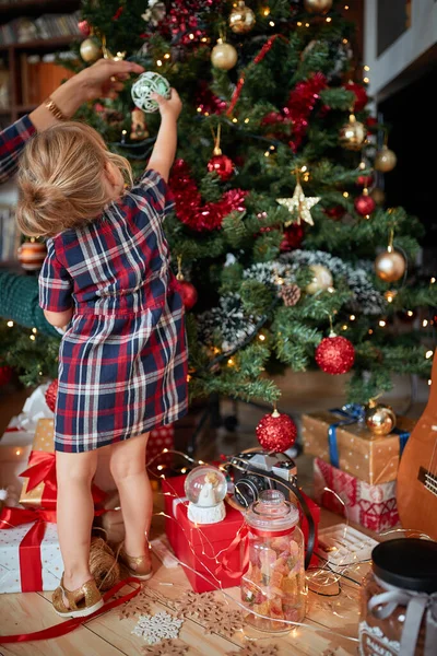 Menina feliz decora uma árvore de Natal — Fotografia de Stock
