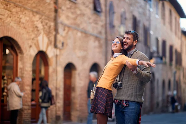 Uomo e donna che viaggiano e godono in vacanza , — Foto Stock