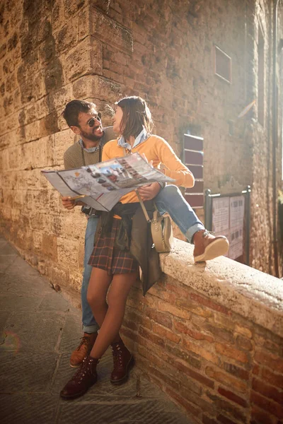 Pareja de vacaciones turismo ciudad con mapa — Foto de Stock