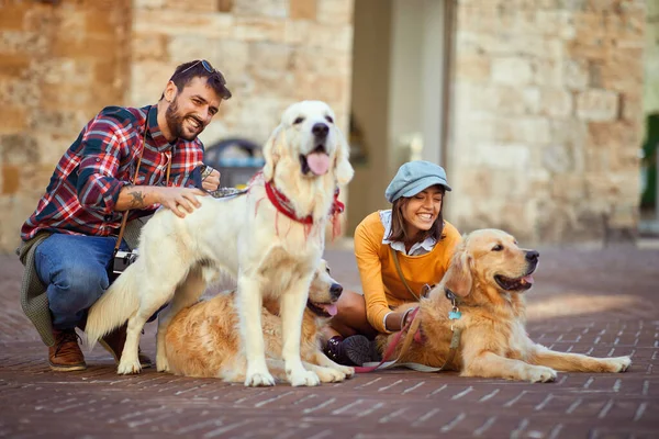 Feliz hombre y mujer con perro divertirse y viajar juntos de vacaciones — Foto de Stock