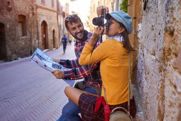 Mosolygó férfi és nő fotózni fényképezőgép nyaralás közben — Stock Fotó