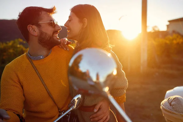 Мужчина и женщина смеются в романтическом путешествии на закате . — стоковое фото