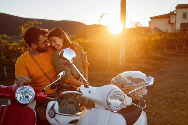 Paar lachen op romantische road trip bij zonsondergang. — Stockfoto