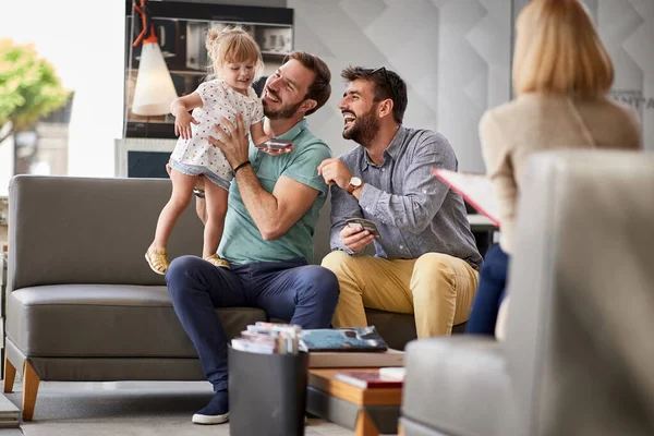 Pareja gay en compras. pareja disfrutando en compras con chil — Foto de Stock