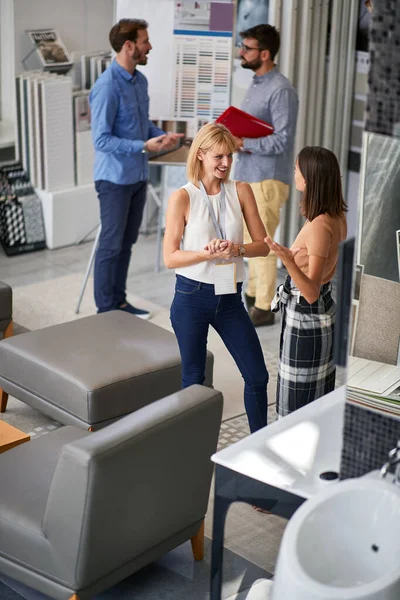 Gente de negocios trabajando en la reunión en la tienda — Foto de Stock