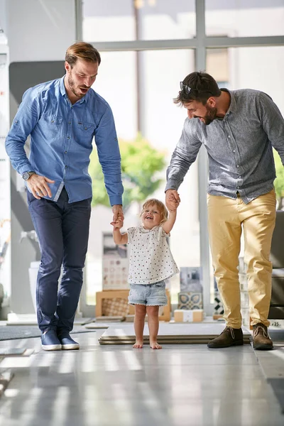 幸せなゲイの父親とともに子供で店のためにハウス — ストック写真