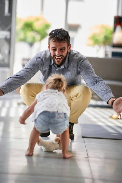 Gelukkige vader met kind in petto. familie winkelen. — Stockfoto