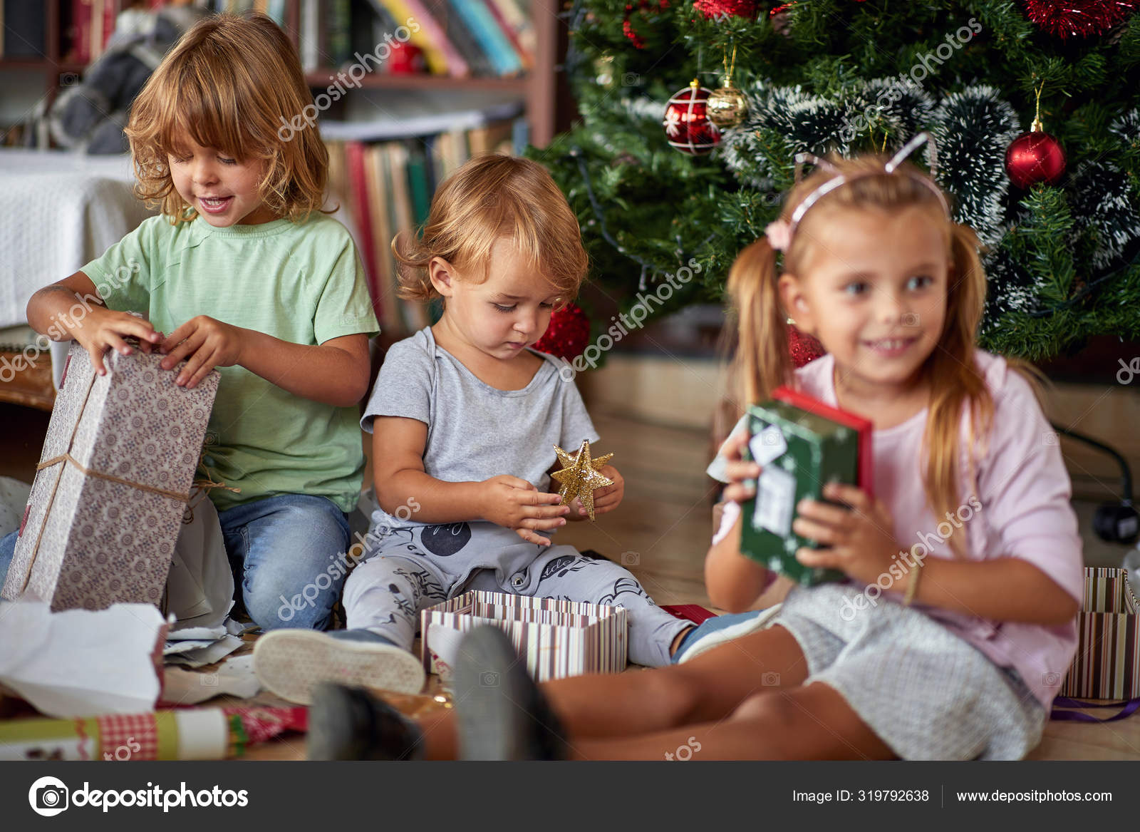 Apertura Regali Di Natale.Buona Infanzia A Natale Bambini Apertura Regali Di Natale Foto Stock C Luckybusiness 319792638