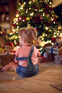  Kız Noel hediyelerini açıyor. Evde Noel büyüsü.