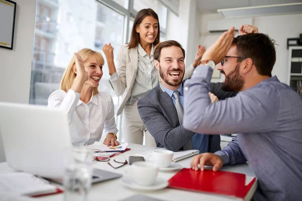 Met succes zakelijke bijeenkomst. Gelukkige mensen op het werk — Stockfoto