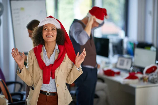 Noël dans le bureau. Femme dans le chapeau de Père Noël au bureau sur l'entreprise . — Photo