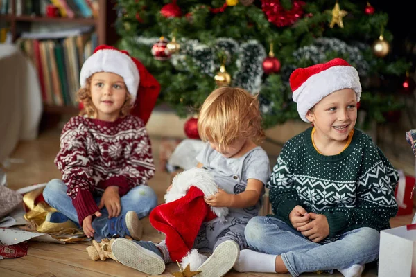 Niño niño en el sombrero de Santa en Navidad. Feliz infancia en Christm —  Fotos de Stock