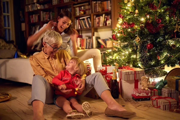 Fröhliche Oma und kleines Mädchen, die zusammen für Christus spielen — Stockfoto