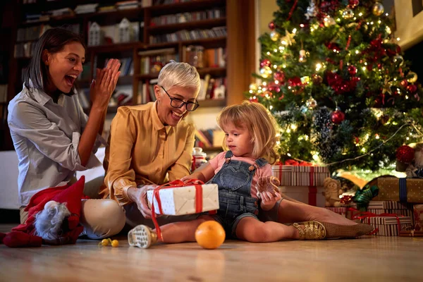 Fröhliche Familie und kleines Mädchen gemeinsam zu Weihnachten — Stockfoto