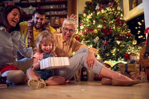 Gelukkig grootmoeder en haar familie samen voor Christma — Stockfoto