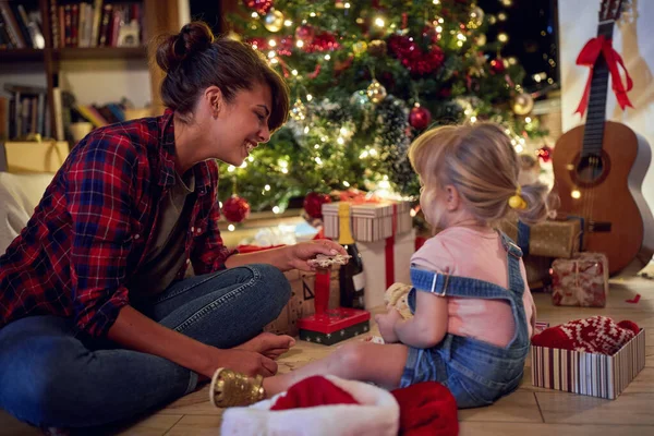 Meninas abrindo presentes. Presente de Natal alegre em casa . — Fotografia de Stock