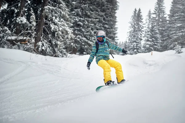Snowboarder snowboard en mountain.ski resort en la montaña — Foto de Stock