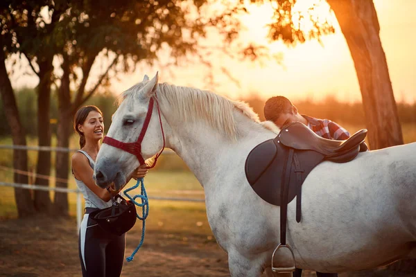 Um homem montando sela no cavalo — Fotografia de Stock