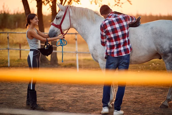 Egy férfi és egy nő lovasfelszereléssel. — Stock Fotó
