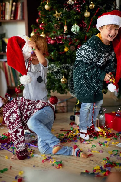 Happy Boy bermain di depan pohon Natal yang dihias — Stok Foto