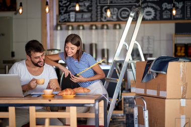 Kahve dükkanında çalışan bir çift. Erkek ve kadın açmaya hazır.