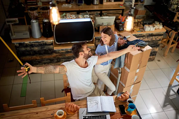 Personer som arbetar i kaffeaffären.Par som arbetar på kafé — Stockfoto