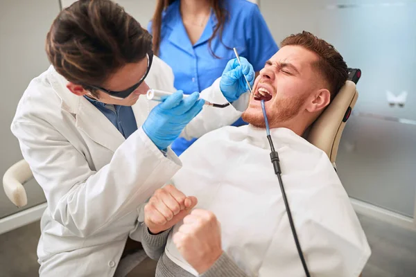 Dentistas no trabalho.Dentista regular visit.Man sofrendo de dente — Fotografia de Stock
