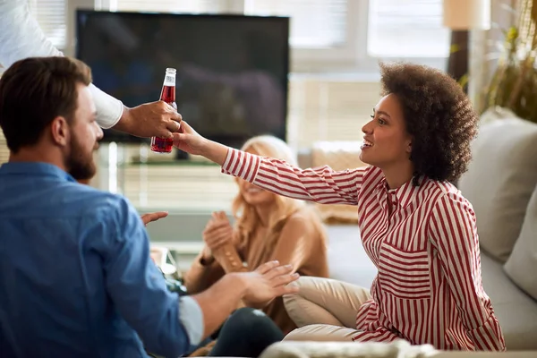 Feminino tomando bebida da mão do amigo — Fotografia de Stock