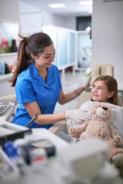 Odontólogo profesional.Niña visitando dentista  . — Foto de Stock