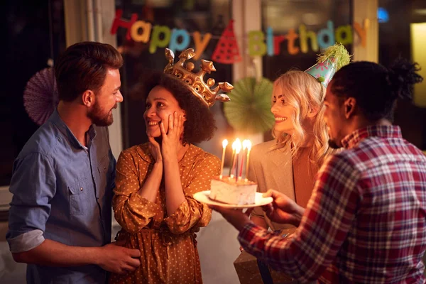 Amigos comemorando aniversário juntos — Fotografia de Stock