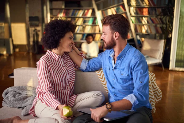 Casal no amor flerting.Man e mulher no amor passar o tempo toge — Fotografia de Stock