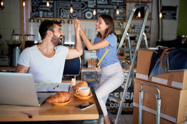 Kahve dükkanındaki çift. Kadın ve erkek kafelerini açmaya hazır..