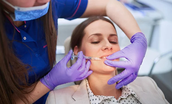 Botox injecties.Vrouw die cosmetische injectie op haar lippen krijgt. — Stockfoto