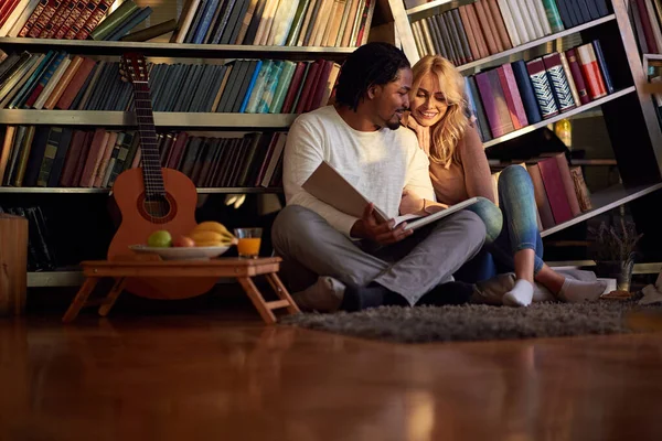 Romantisch paar het lezen van een boek samen.Genieten van het lezen bij hom — Stockfoto