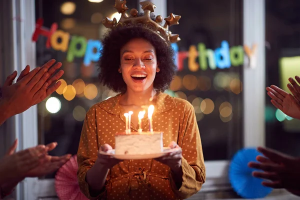 Frau bläst ihre Geburtstagskerzen aus und feiert Geburtstag — Stockfoto