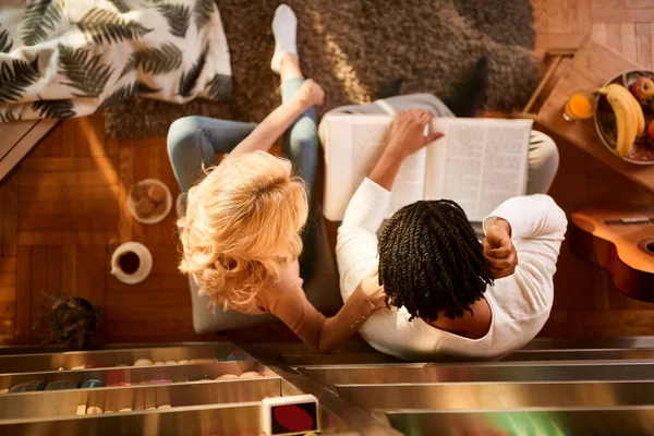 Vista superior de la pareja mientras lee el libro — Foto de Stock