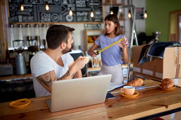 Mann und Frau eröffnen ihr neues Café. — Stockfoto