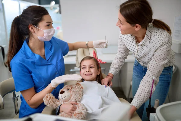 Mulher dentista examinando paciente dentário em ambulante . — Fotografia de Stock