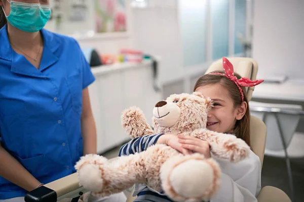 Menina criança feliz depois de examinar dente. menina visitando dentista  . — Fotografia de Stock